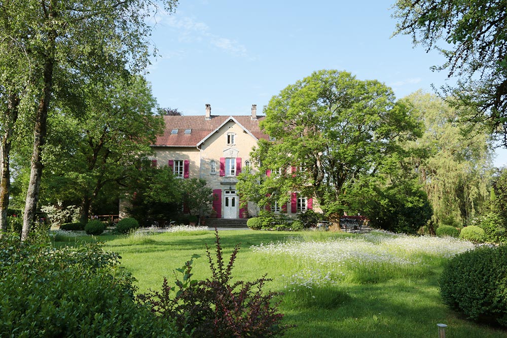 Le Château de la Linotte en Bourgogne Franche-Comté - Façade et parc