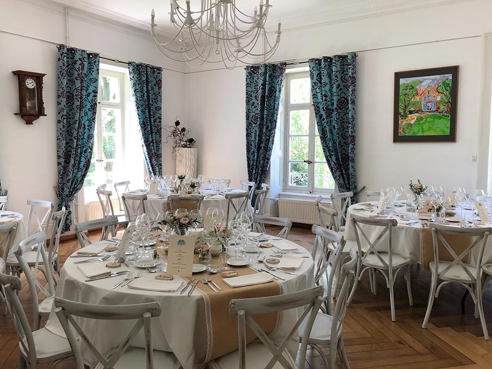 Lieu de réception en Bourgogne-Franche-Comté - Tables dressées pour un mariage